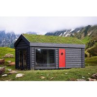 Tiny House Fertighaus “HyggeHut” | Winterfestes Blockhaus 8x3m mit Schlafboden